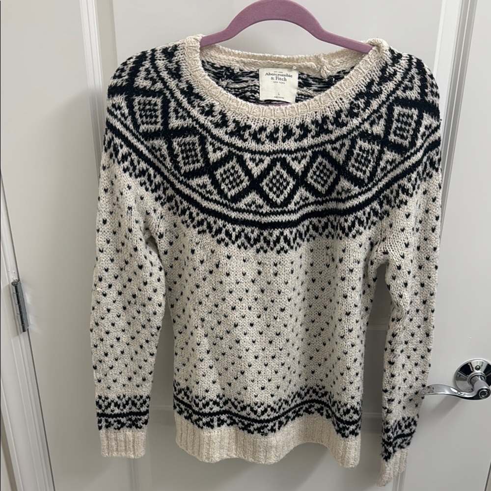 American Eagle Outfitters Women's Black and White Sweater